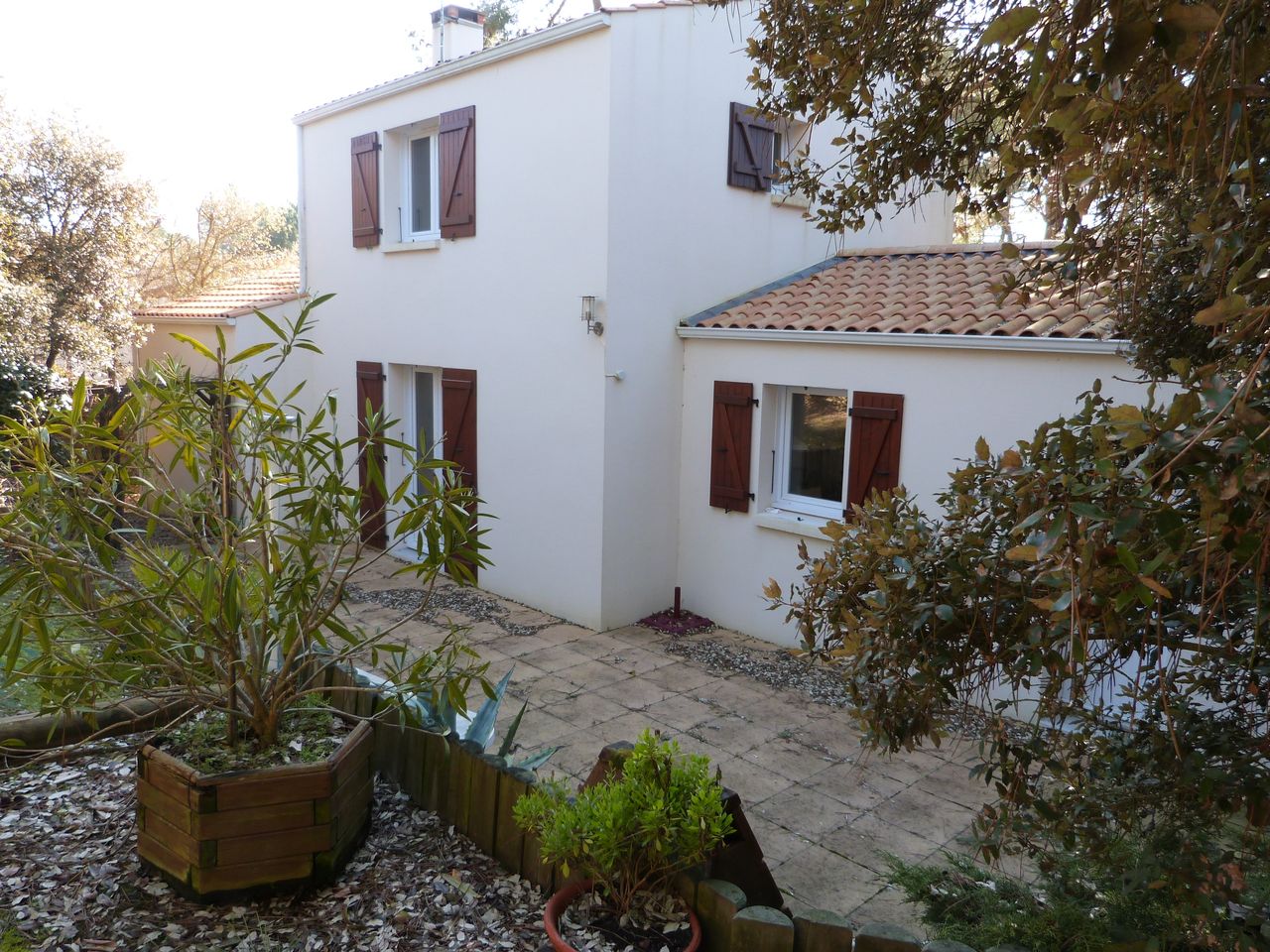 Villa indépendante sur terrain boisé à 500 m de la plage